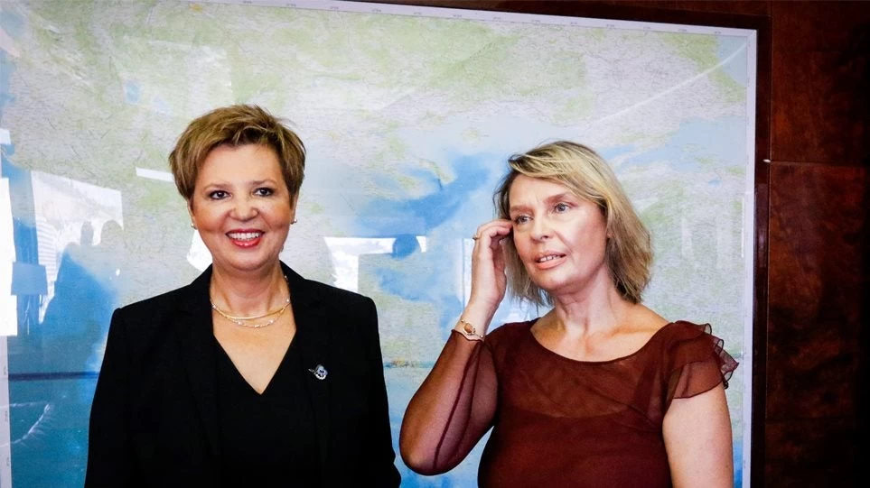 Ιδού που πάνε τα χρήματά μας! Πληρώσαμε 500 ευρώ για να πάρουν Παπακώστα – Γεροβασίλη 4 ομπρέλες